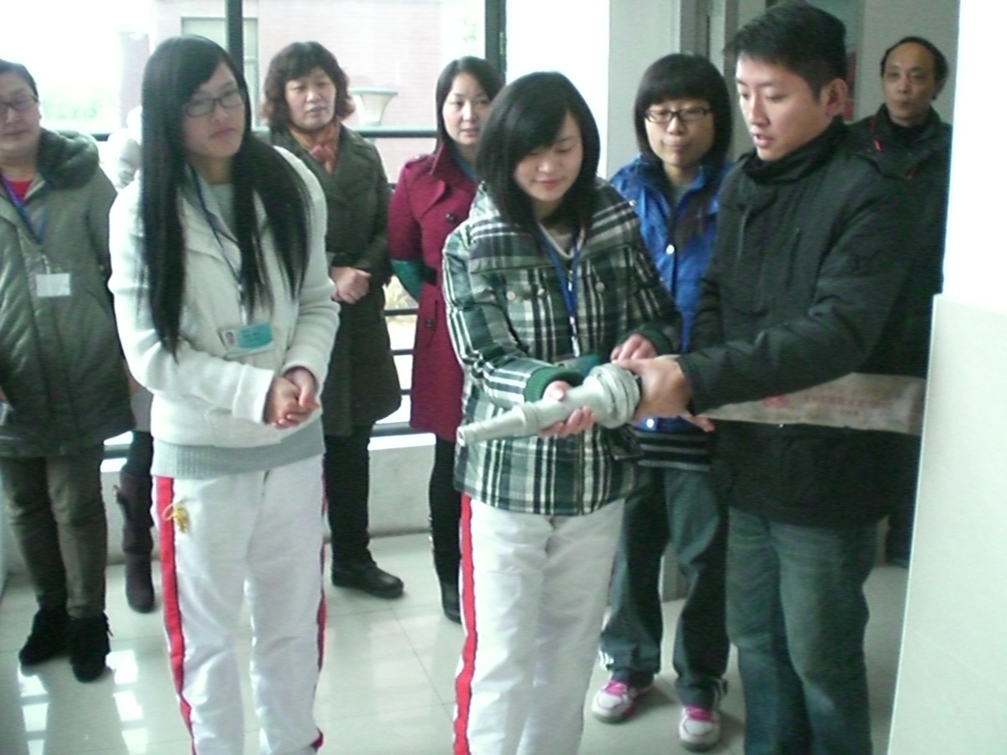 同学操作室内消火栓