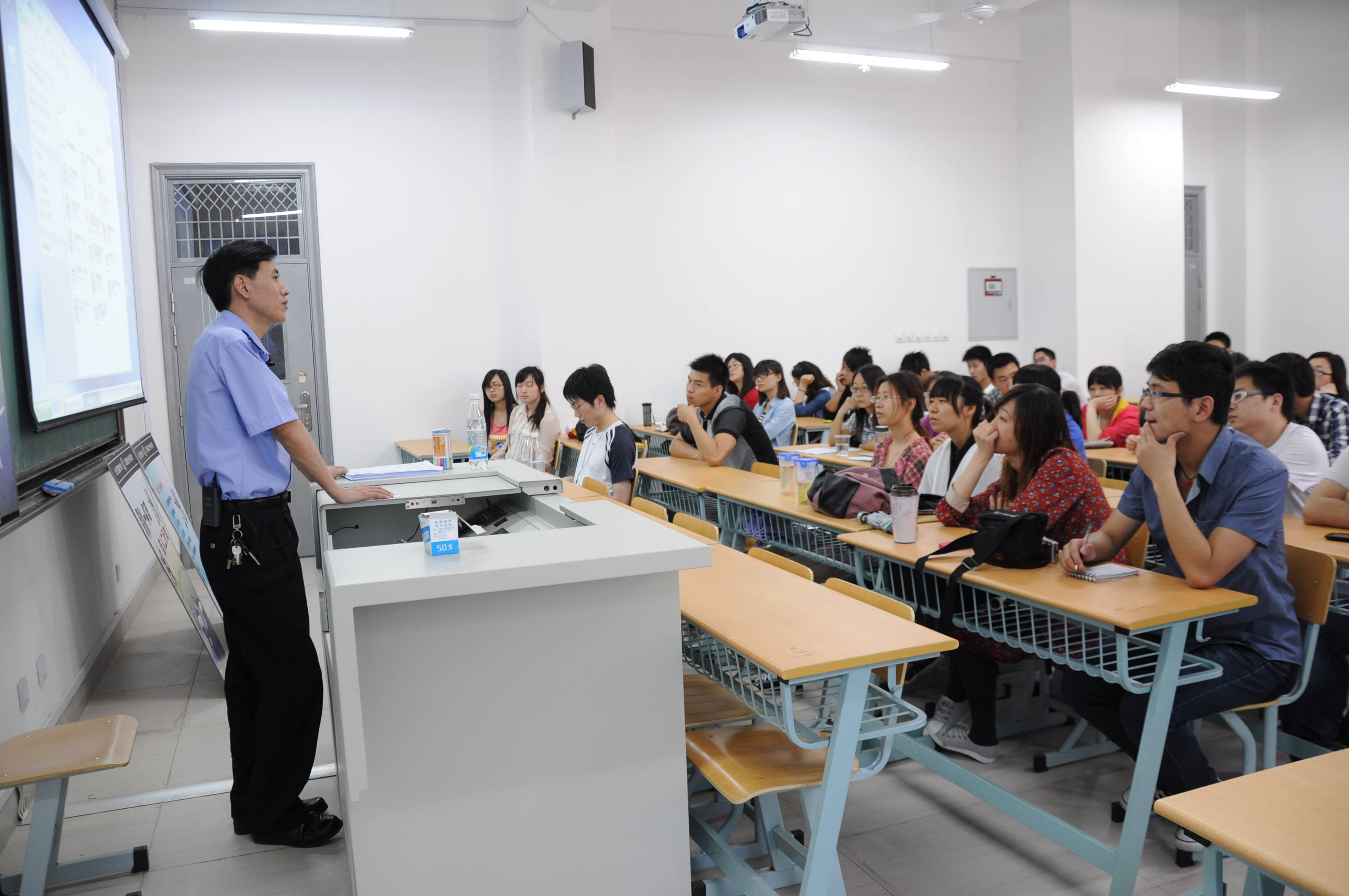 龚警官宣讲交通安全法规